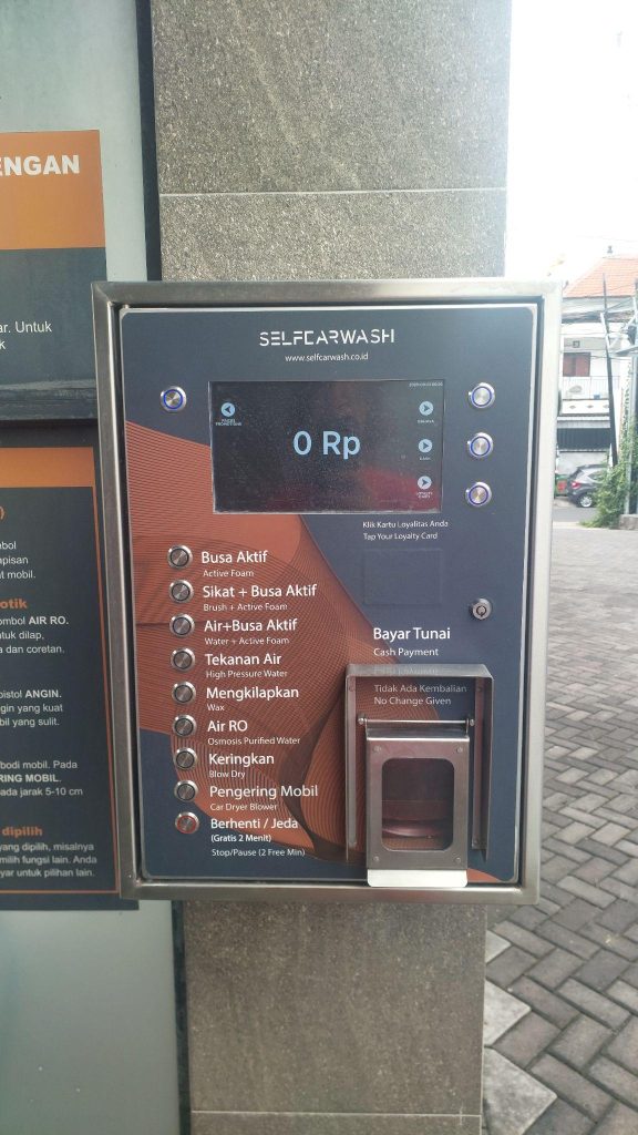 Panel kontrol digital Self Car Wash Nakula dengan pilihan pembayaran QRIS, kartu, dan tunai