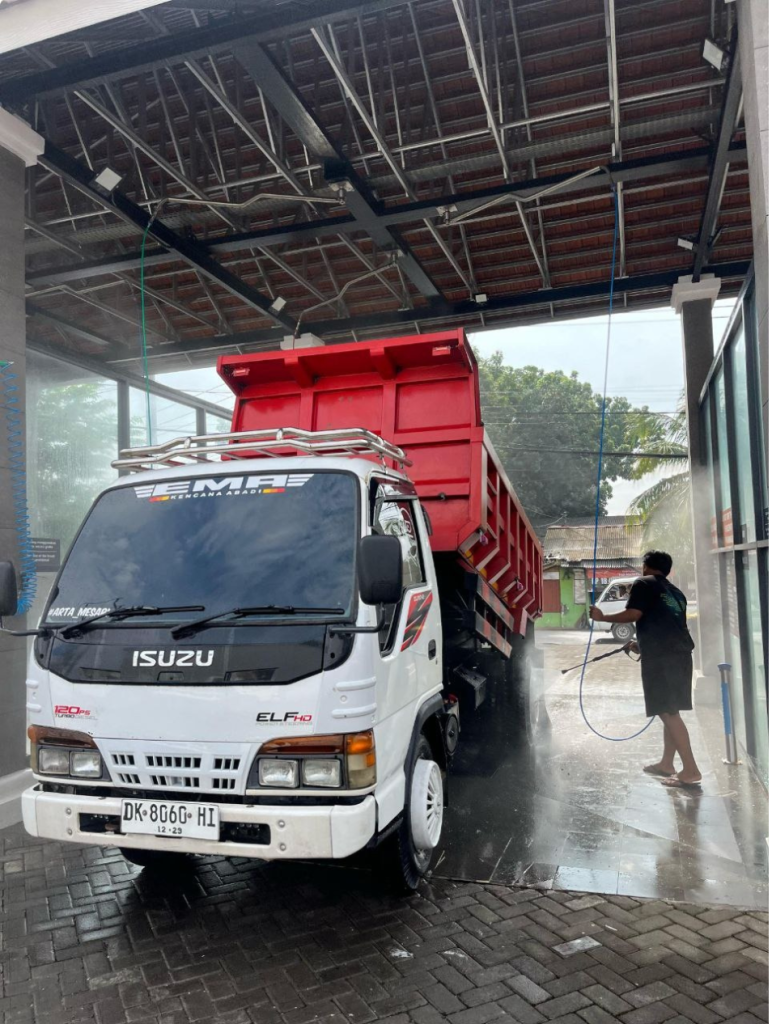 Cuci truk Isuzu Elf di tempat cuci mobil sendiri Bali yang luas dan beratap tinggi