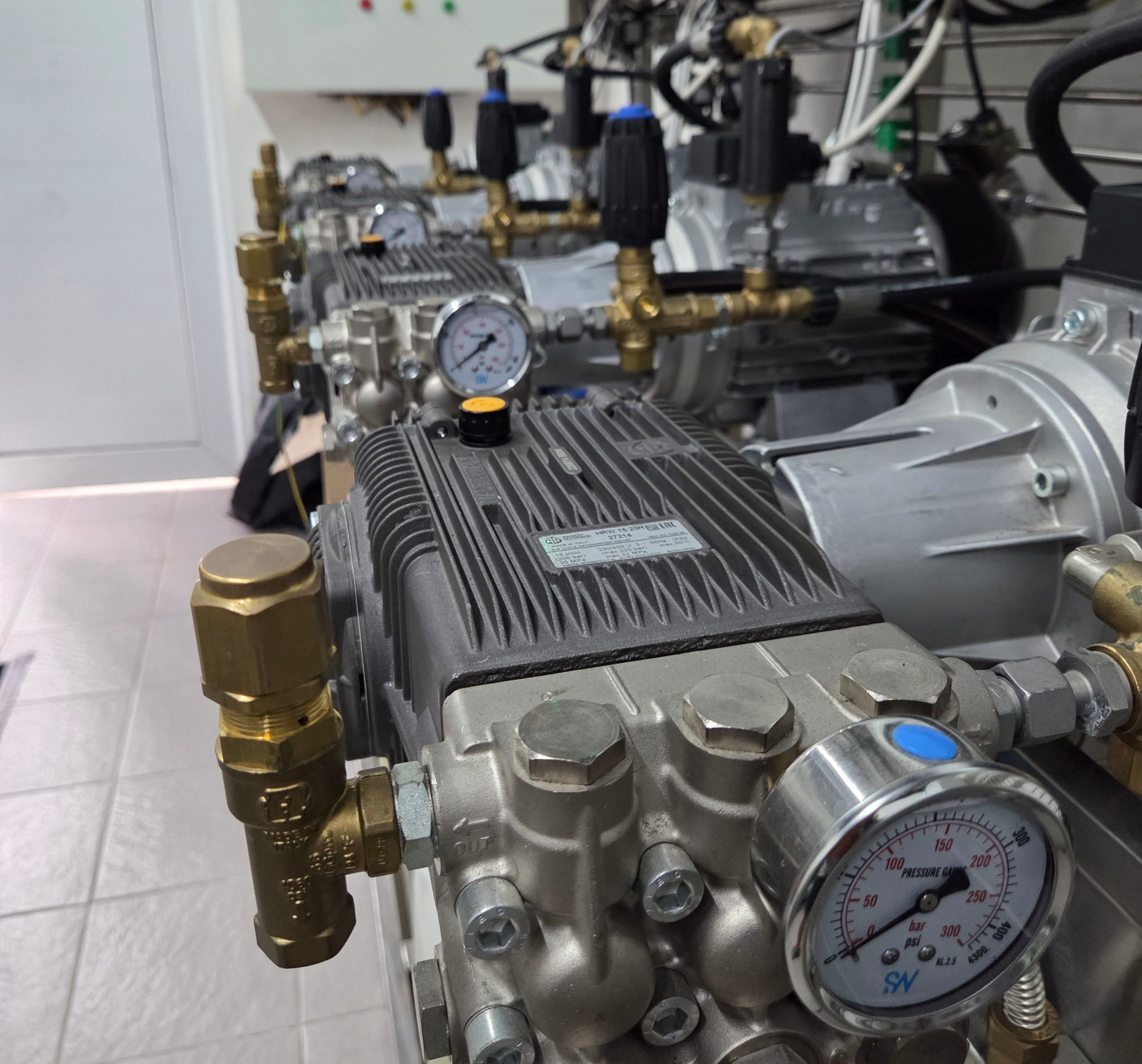 Produsen peralatan self car wash tangan pertama dengan standar komponen industri di Indonesia.