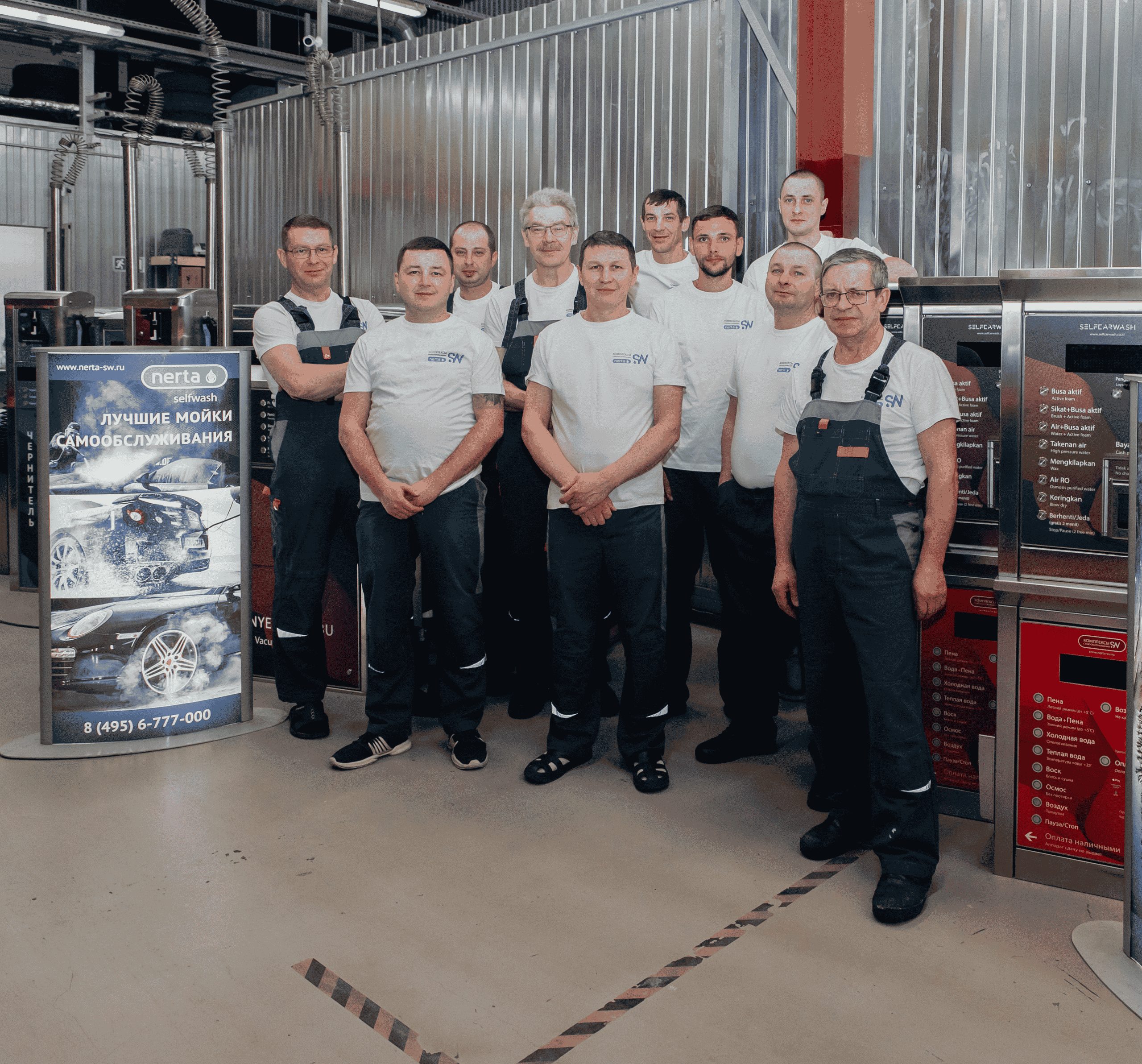 Tim teknisi ahli Self Car Wash Bali sedang melakukan perawatan rutin mesin cuci mobil berteknologi tinggi.