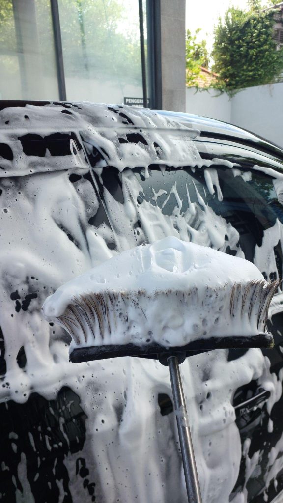 Sikat busa halus (Foam Brush) untuk membersihkan kotoran membandel tanpa merusak cat kendaraan