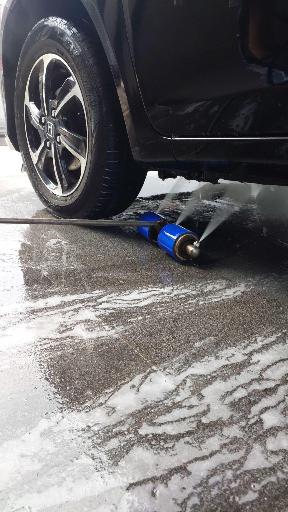 Fasilitas cuci kolong otomatis dengan air bertekanan tinggi untuk mobil dan sepeda motor.