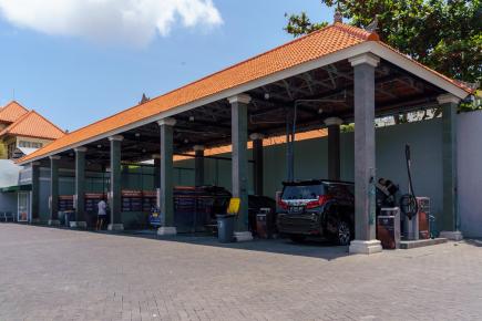 Tampilan udara lokasi luas franchise self car wash Indonesia dengan banyak boks cuci otomatis 24 jam infrastruktur modern untuk investor